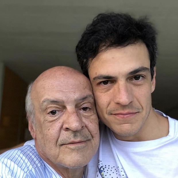 Internautas reagem a semelhança entre Mateus Solano e o pai dele (Foto: Reprodução/Instagram)