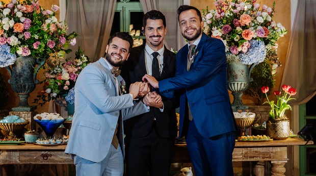 Danilo Fortes, ao centro, com noivos atendidos pela For Same (Foto: Divulgação)