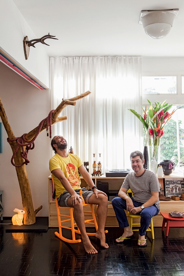 O arquiteto André Araújo e o designer Ademir Bueno se divertem na sala do apartamento (Foto: Life by Lufe) (Foto: Life by Lufe)
