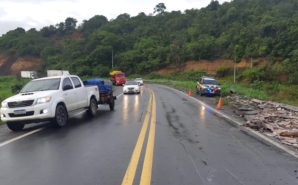 Motorista de caminhão morre após se envolver em acidente na BR-101, no sul da Bahia | Bahia | G1