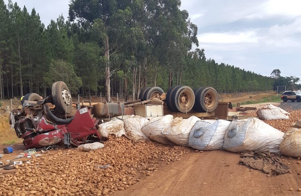 Caminhão carregado de batatas tombado na MG-190 em Nova Ponte — Foto: Corpo de Bombeiros/Divulgação