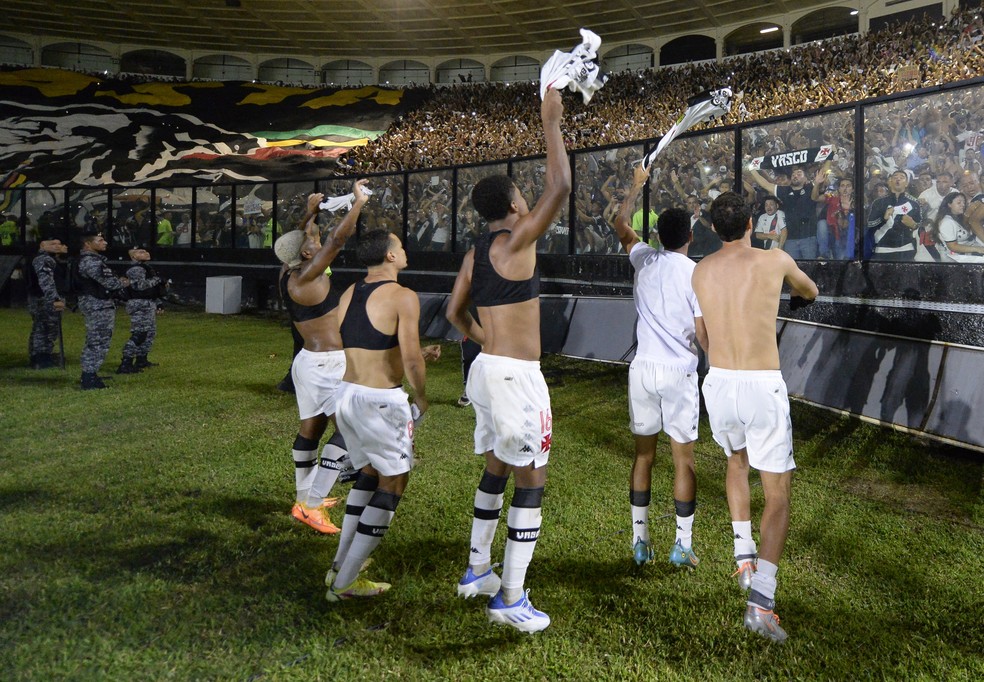 Figueiredo e jogadores do Vasco comemoram com a torcida a vit�ria contra o Bahia � Foto: Andr� Dur�o / ge