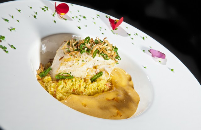 Amarelo: pescada com couscous marroquino e leite de coco com castanhas (Foto: Divulgação/ Rojo Criatividade Gourmet)