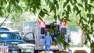 Ambulância chega para prestar socorro perto de escola primário em Uvalde, no estado do Texas, onde um atirador matou 14 alunos e um professor em um ataque a tiros nesta terça-feira  — Foto: Reuters
