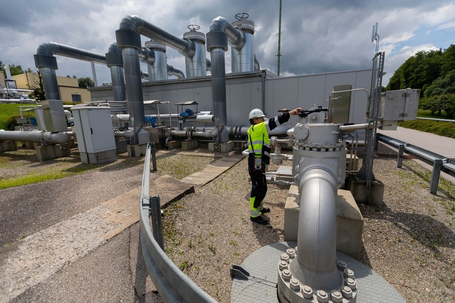 Funcionário realiza manutenção em tubulação na unidade de armazenamento de gás em Muhldorf, na Alemanha