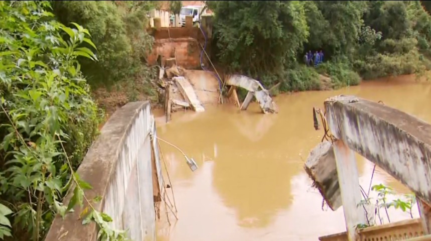 Moradores utilizam barcos para atravessar rio após queda de ponte em Piranguinho, MG