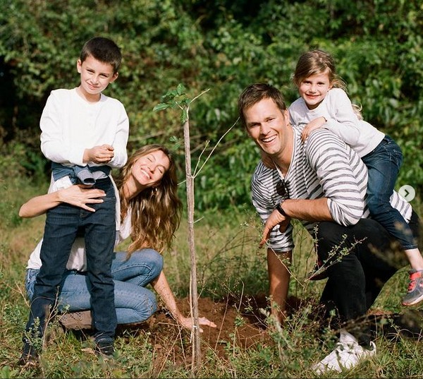 Tom Brady e Gisele Bündchen com os dois filhos do casal (Foto: Instagram)