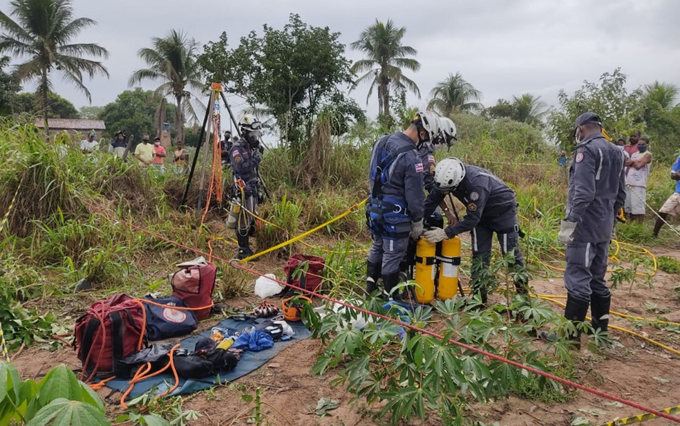 Adolescente de 16 anos caiu em poço com cerca de 22m de profundidade e foi socorrido por bombeiros na Bahia — Foto: Divulgação/Corpo de Bombeiros