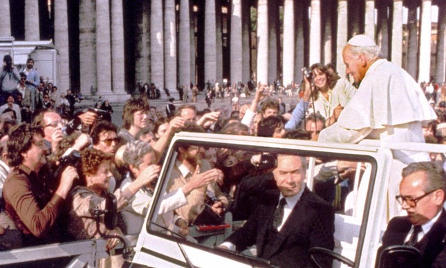 A arma de Ali Agca apontada para João Paulo II em meio à multidão, à esquerda