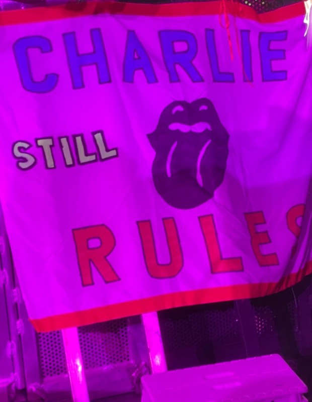 Homenagem ao baterista Charlie Watts (1941-2021) em show do Rolling Stones (Foto: Reprodução/Instagram)
