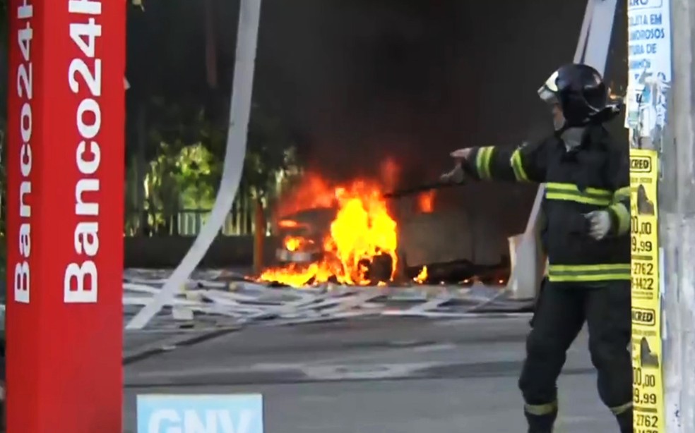 Carro pega fogo e explode após abastecimento de GNV em posto de combustível, em Salvador — Foto: Reprodução/TV Bahia