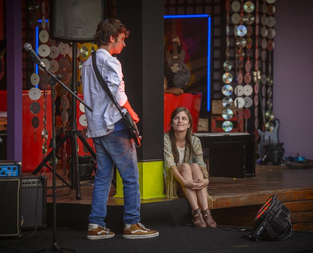 O ator em cena, em Malhação, mandando ver em cima do palco (Foto: TV Globo)