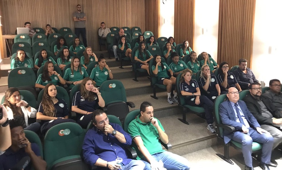 Antes de coletiva, atletas tiveram apresenta&Atilde;&sect;&Atilde;&pound;o em sala da Academia de Futebol &acirc;?? Foto: Divulga&Atilde;&sect;&Atilde;&pound;o/Palmeiras
