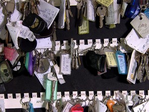 Imobiliária tinha 25 apartamentos para alugar há dois anos, no Recife; agora, são mais de cem (Foto: Reprodução / TV Globo)