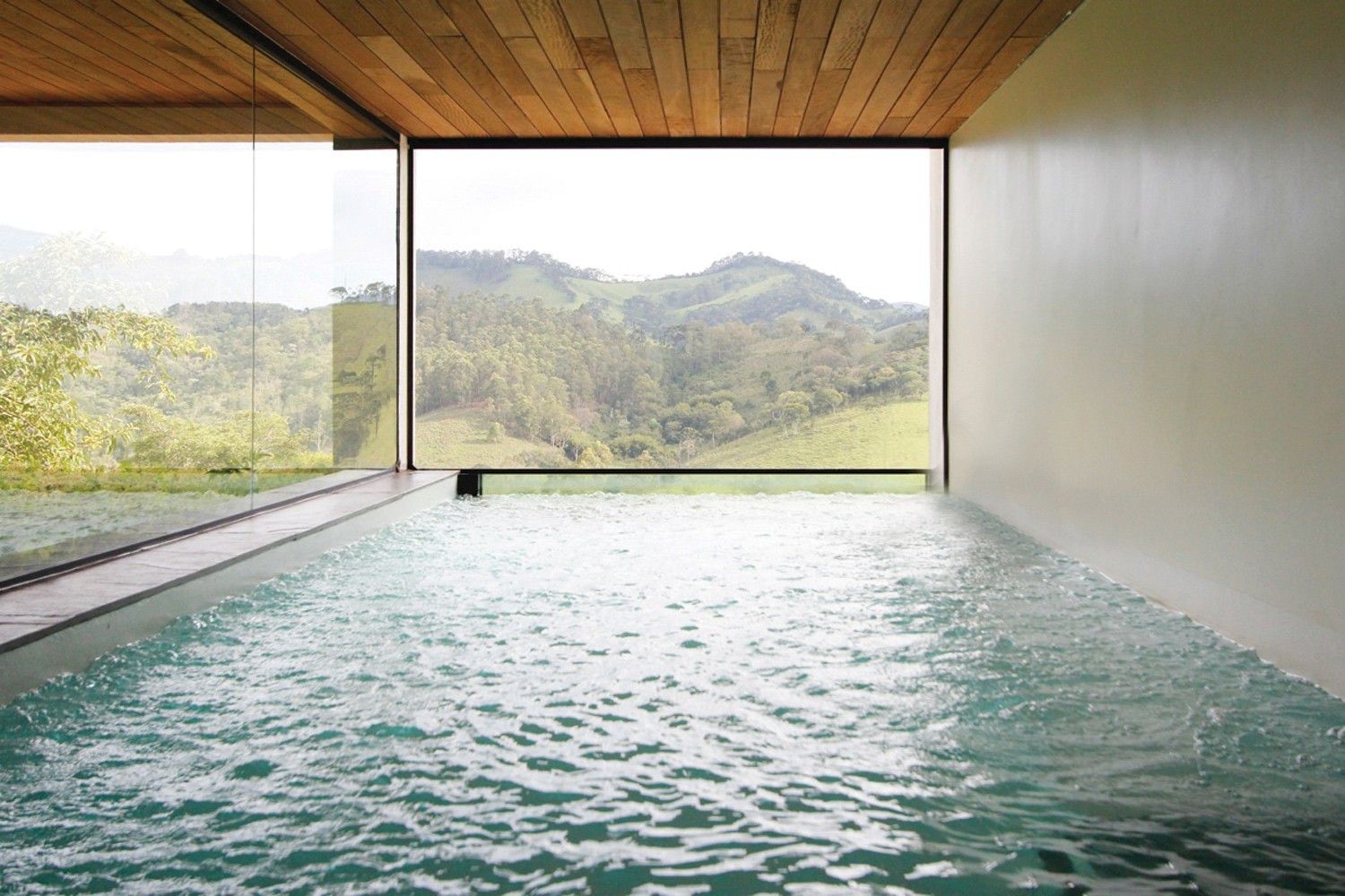 A piscina isotônica permite que você boie sem esforço (Foto: Reprodução/Vogue Brasil)