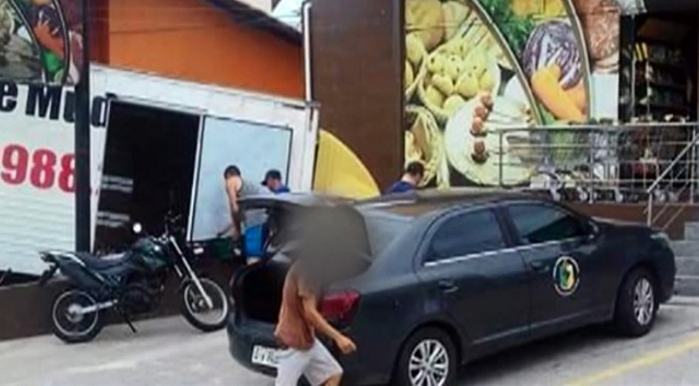 Carro foi flagrado em frente a supermercado em Florianópolis — Foto: Reprodução/NSC TV