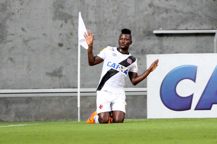 Questionado, Riascos promete 2016 de dancinhas e deixa futuro em aberto