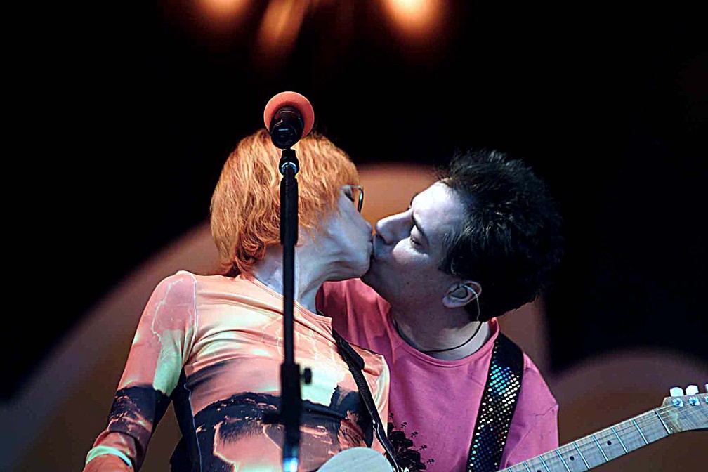 Rita Lee recebe beijo de Roberto de Carvalho ao se apresentar durante show na Praça da Paz, no Parque do Ibirapuera, em abril de 2001 — Foto: Hélvio Romero/Acervo Estadão Conteúdo