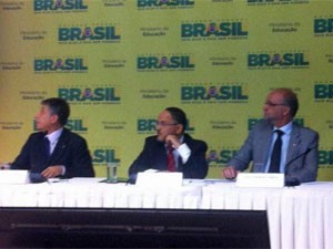 O presidente do Inep, Francisco Soares, o ministro Henrique Paim, e o secretário-executivo do MEC, Luiz Cláudio Costa (Foto: Filipe Matoso/G1)