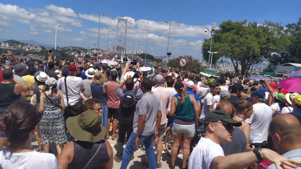 Ponte Hercílio Luz ficou cheia de pedestres na reabertura — Foto: Valéria Martins/G1 SC