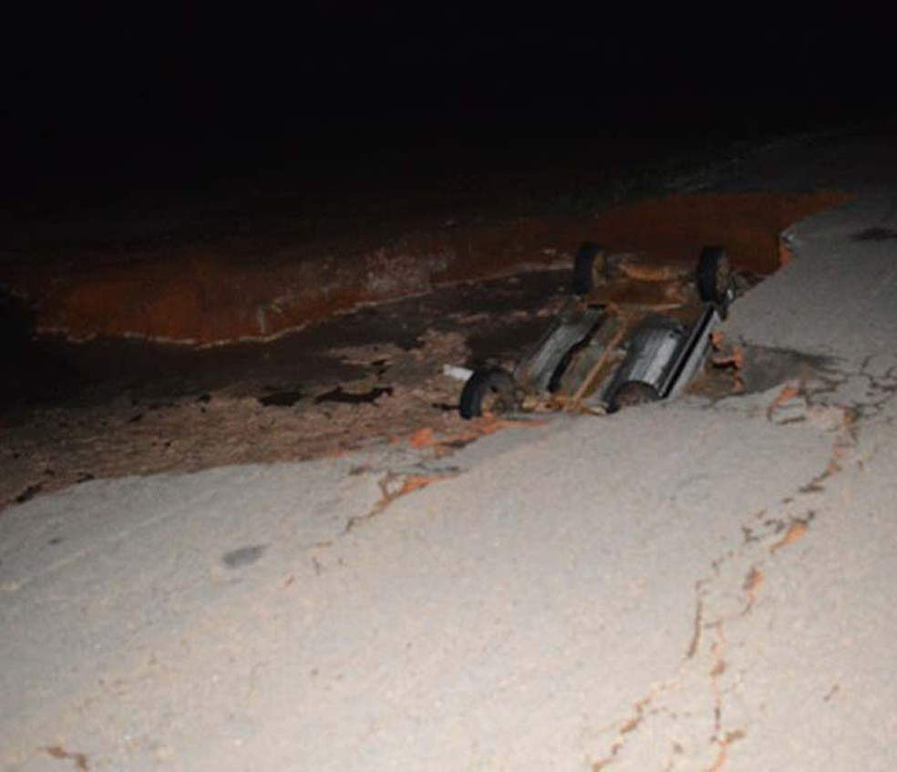 Carro caiu em cratera que se formou na BA-459, na altura da cidade de Barreiras (Foto: Edivaldo Braga/Blog Braga)