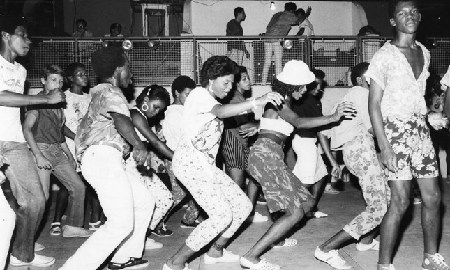 Trenzinho durante baile funk no Clube Canto do Rio, em 1986