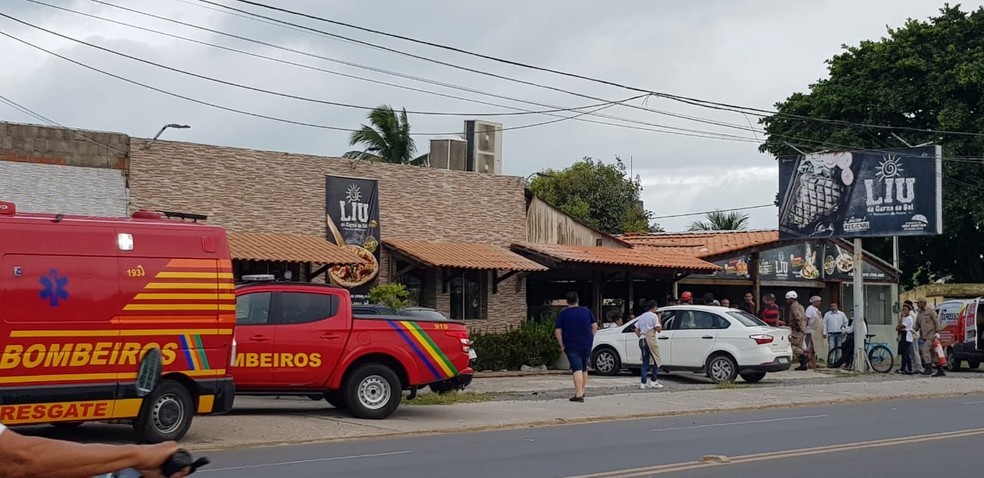 Tinham mais de 220 pessoas no restaurante na hora do incêndio, que começou por volta das 14h30 — Foto: Carla Wings/TV Globo