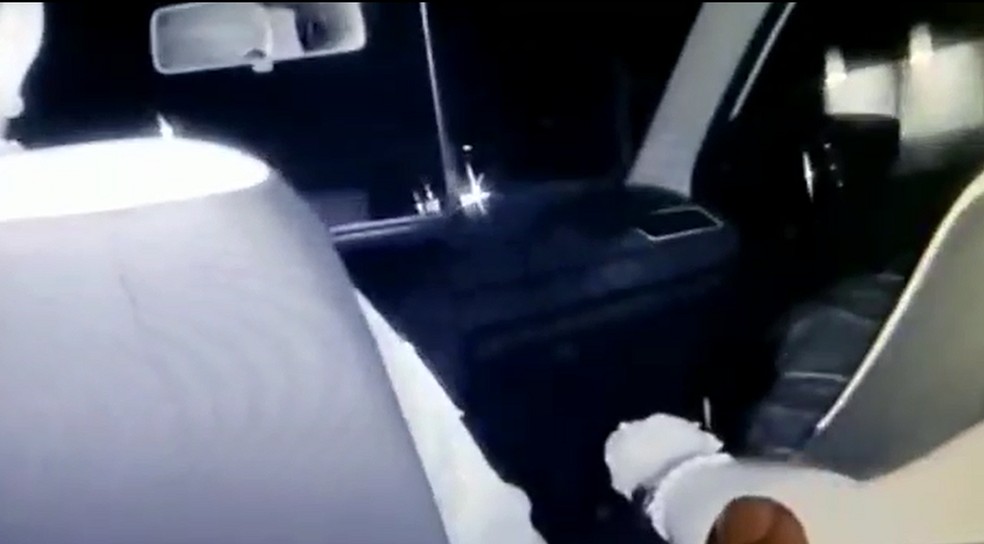 Segundo a polícia, vídeo mostra tentativa de suborno, em viatura da PM — Foto: Reprodução