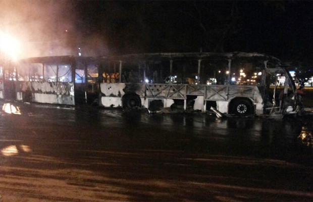 Manifestantes queimam ônibus no Terminal da Praça da Bíblia, em Goiânia, Goiás (Foto: Rafael Mohn/Vc no G1)