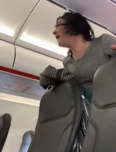 Passageira é expulsa de voo ao se recusar a usar máscara e tossir em passageiros (Foto: NY Post)