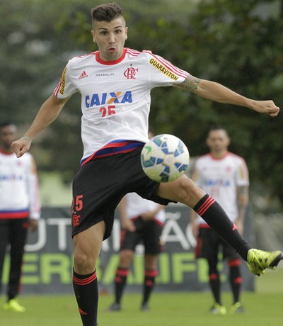 Flamengo oferece acordo de rescisão, mas Mugni adia resposta novamente