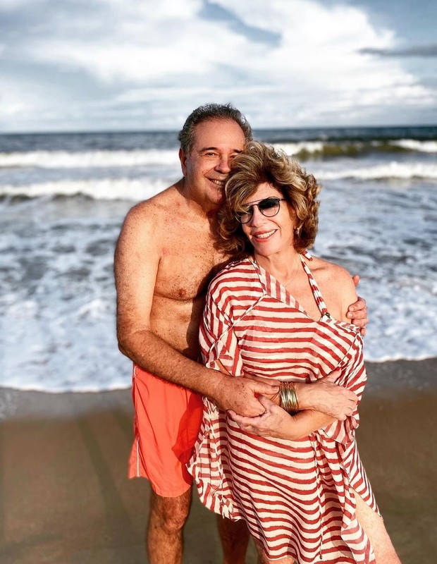 Silvia Poppovic e o marido, Marcello Bronstein, na Bahia (Foto: Reprodução/Instagram)