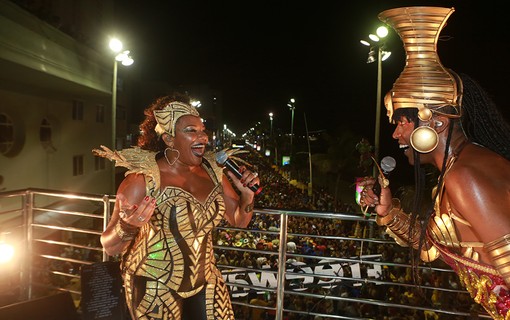 Margareth Menezes dá show de carisma no carnaval de Salvador