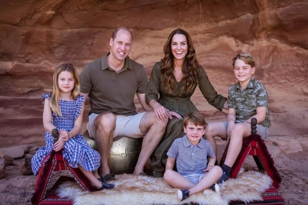 A foto natalina compartilhada pelo Príncipe William e a esposa, a duquesa Kate Middleton, na companhia dos três filhos (Foto: Instagram)