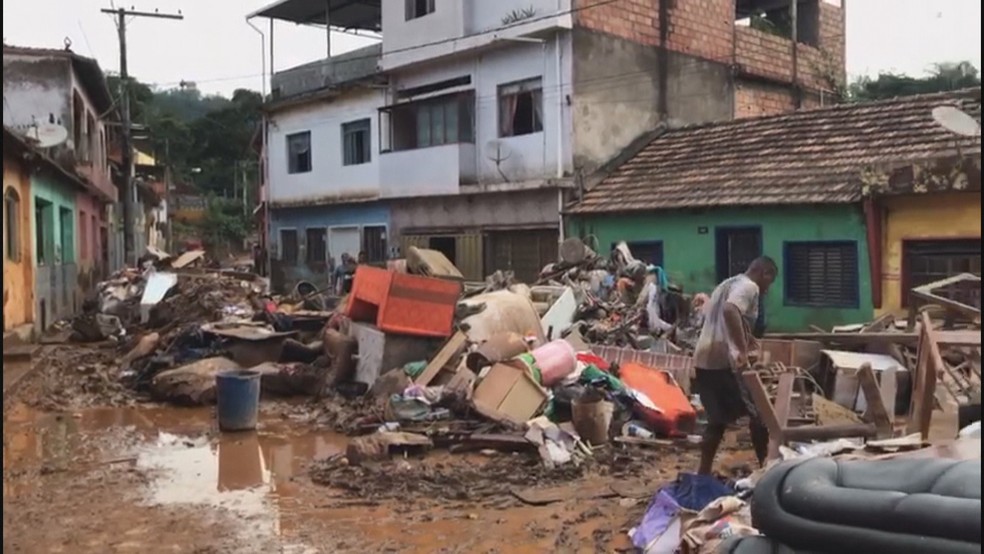 Cidade de Raposos, na Grande BH, continua tomada por lama e entulho  — Foto: Rodrigo Franco