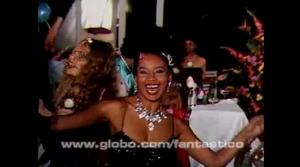 Edyr de Castro na abertura de 'Dancin' Days', com as Frenéticas — Foto: Reprodução/TV Globo/Arquivo