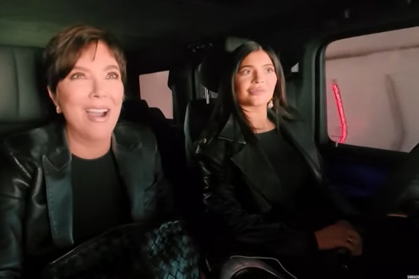 Kris Jenner and Kylie Jenner on a trip to the car wash (Photo: reproduction)