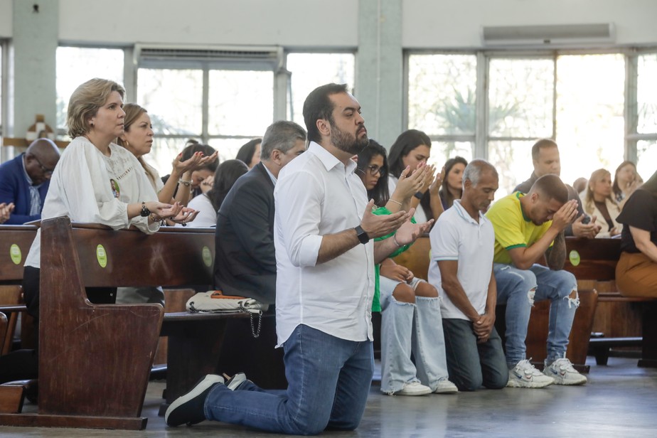O governador Cláudio Castro inicia a campanha eleitoral à reeleição em missa na Paróquia São José, na Lagoa