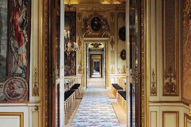 Inside the library, with a statue of Queen Anne at the end of the hall (Foto:  Dior)