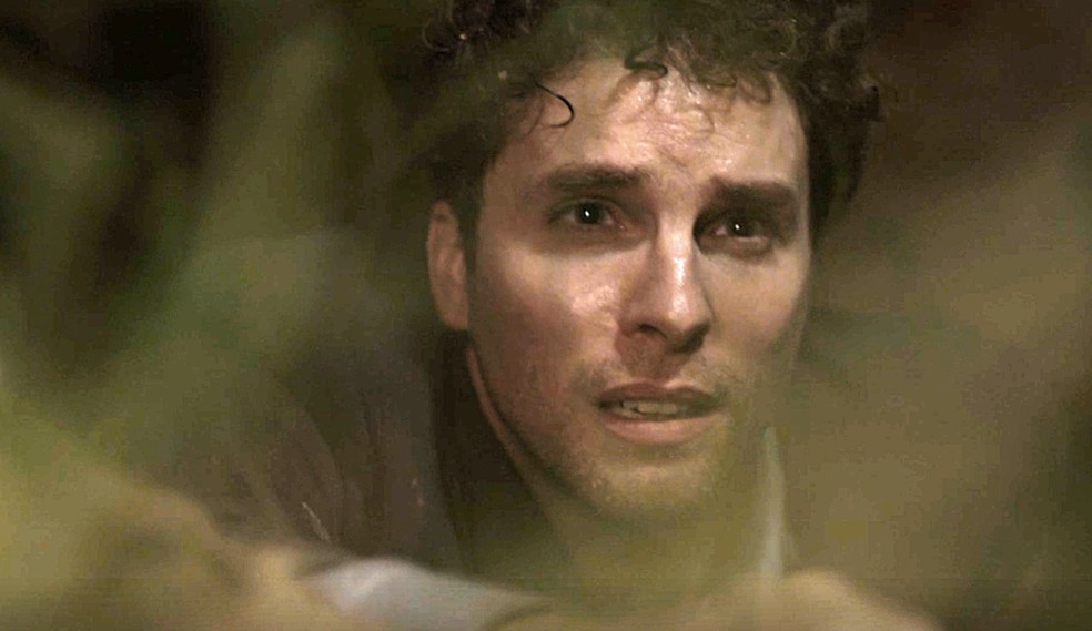 Alan (Thiago Fragoso) cai em buraco no meio da floresta e Kyra (Vitória Strada) tenta ajudá-lo! — Foto: Globo