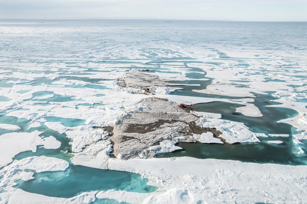 Ilha apareceu após uma mudança na camada de gelo do Ártico — Foto: Julian Charriere/Reuters