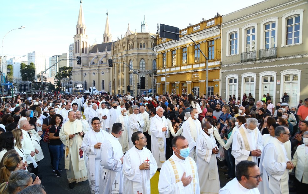 Celebração do feriado de Corpus Christi em Curitiba — Foto: Giuliano Gomes/PR Press