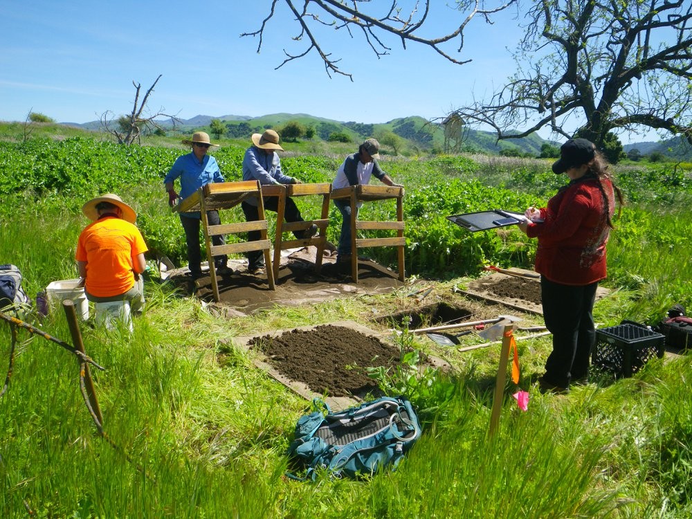 Arqueólogos e membros da tribo Muwekma Ohlone trabalharam juntos no projeto arqueológico  (Foto: Far Western Anthropological Research Group)
