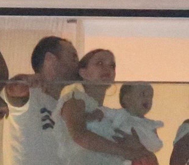 Natalie Portman e família em Copacabana (Foto: AgNews)