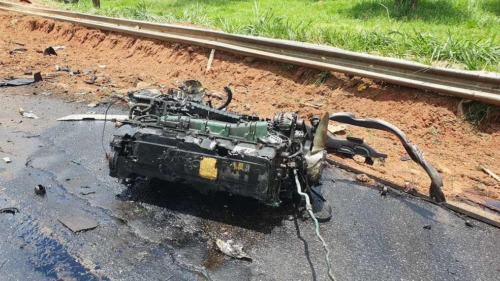 Batida frontal entre carretas mata motorista e provoca megacongestionamento na BR-153 — Foto: Beno Bond/NovaTV/Divulgação