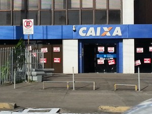 Aviso de greve foi fixado na porta das agência de Maceió. (Foto: Jonathan Lins/G1)