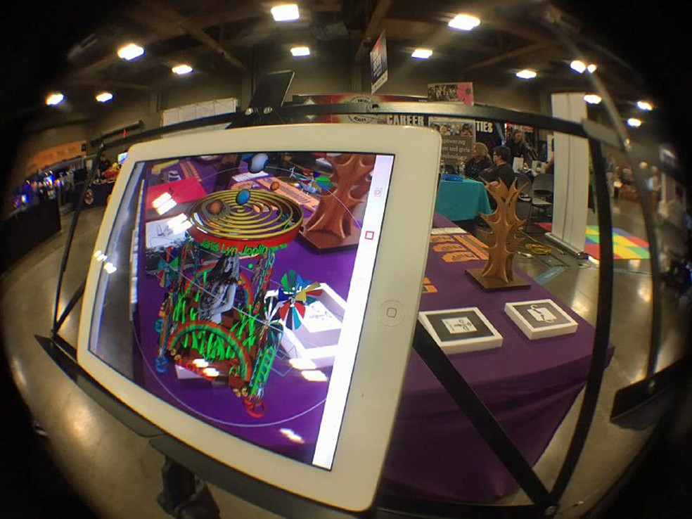 Arte aumentada cria interações no estilo ‘Pokémon GO’ (Foto: Fabricio Vitorino/G1)