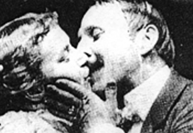 O primeiro beijo na boca exibido em um longa-metragem aconteceu no filme de 1895 The Kiss, que ganhou o sugestivo título de O Beijo, no Brasil. Na época, os atores May Irvin e John C.Rice quebraram os padrões e filmaram cenas íntimas na frente das telas (Foto: Reprodução)