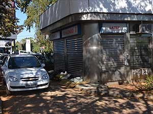 Banca de jornal tradicional fechada em Campinas (Foto: Luciano Calafiori/G1 Campinas)