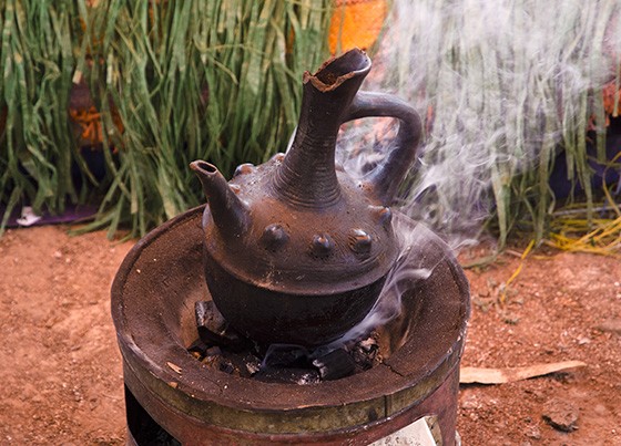 Uma jebena, a cafeteira típica etíope feita de cerâmica, sobre um fogareiro (Foto: © Haroldo Castro/Época)